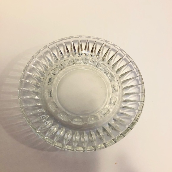 VINTAGE ROUND 6 INCH PRESSED GLASS ASHTRAY - CLEAR STARBURST PATTERN - 19 SLOTS - Picture 2 of 5